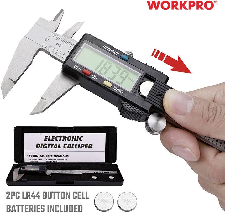 Digitale Schieblehre in der Hand, zeigt '10,39 mm' an. Enthalten sind zwei LR44-Batterien. Oben 'WORKPRO' Logo sichtbar.
