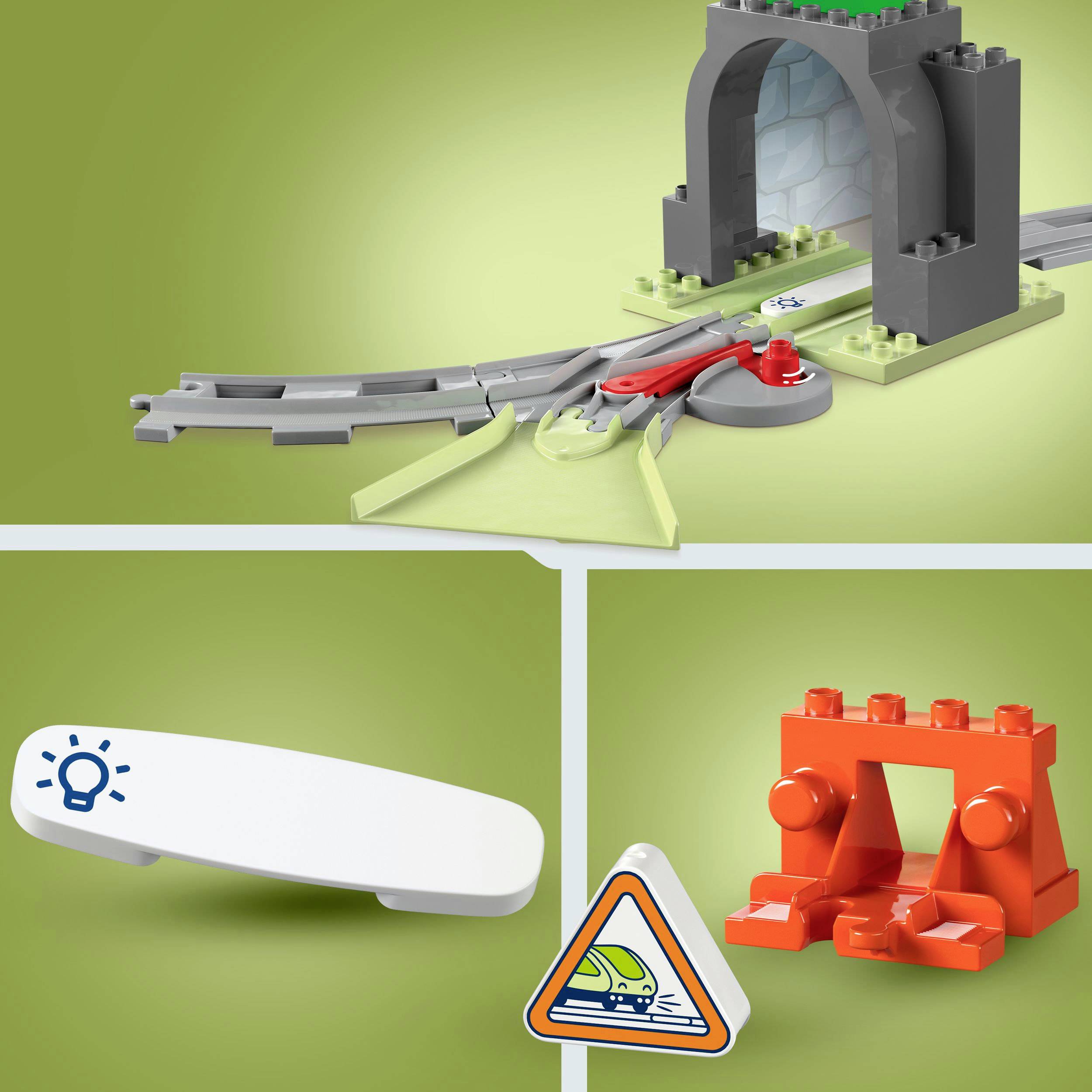 Spielzeugset aus LEGO-Steinen mit Schiene, Tunnel, rotem Hebel und gelbem Warnschild. Zubehör: Lichtsymbol-Plattform, Schwimmer-Warnschild und rotes Tor.