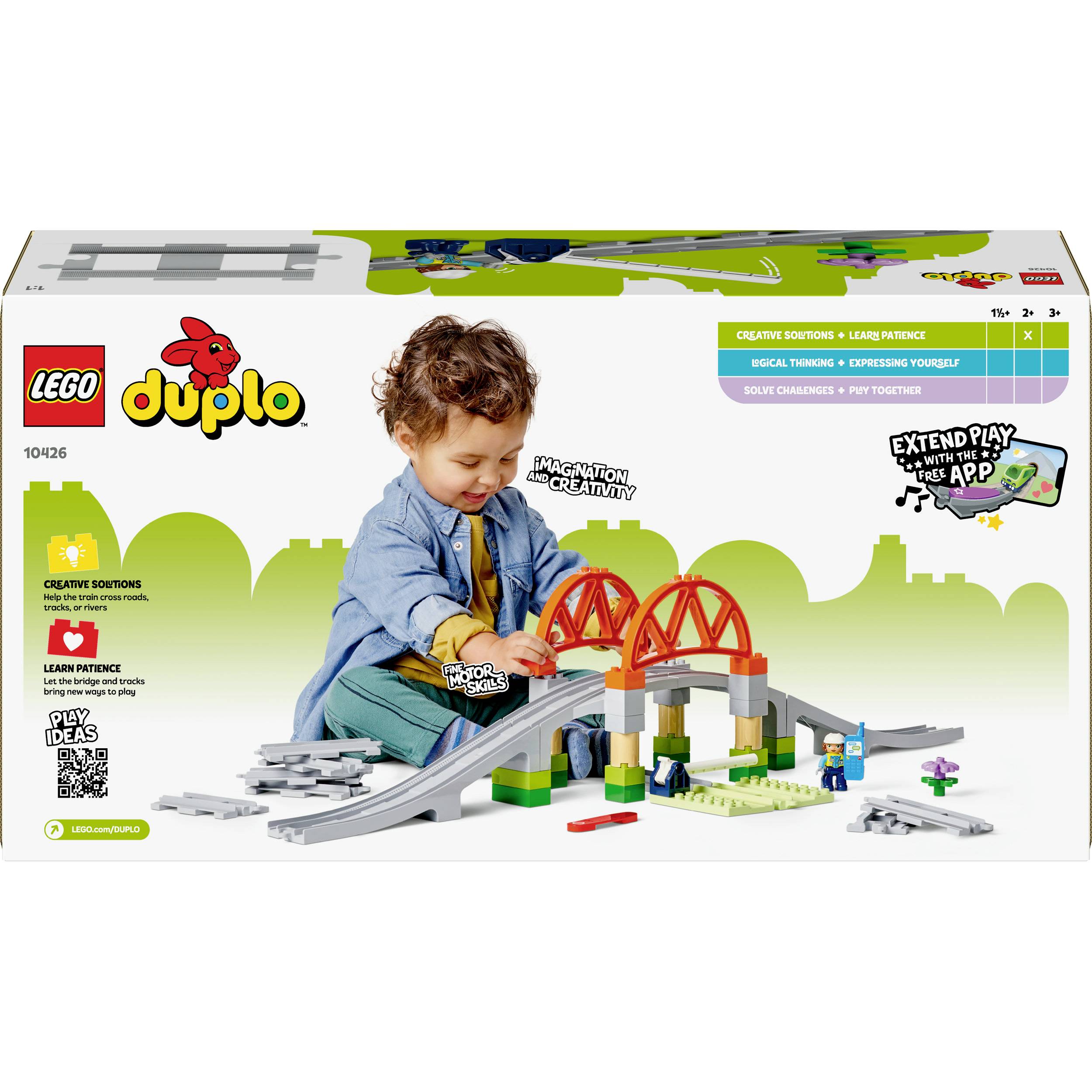 Kind spielt mit LEGO Duplo Eisenbahnset 10426. Das Set enthält Schienen, eine Brücke und Figuren. Fördert Kreativität und soziale Fähigkeiten.