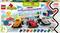 LEGO Duplo Set 'F1 Team Race Cars & Drivers' ab 2 Jahren, 70 Teile. Drei Rennwagen mit Fahrern an Startlinie, Siegerpokal sichtbar.
