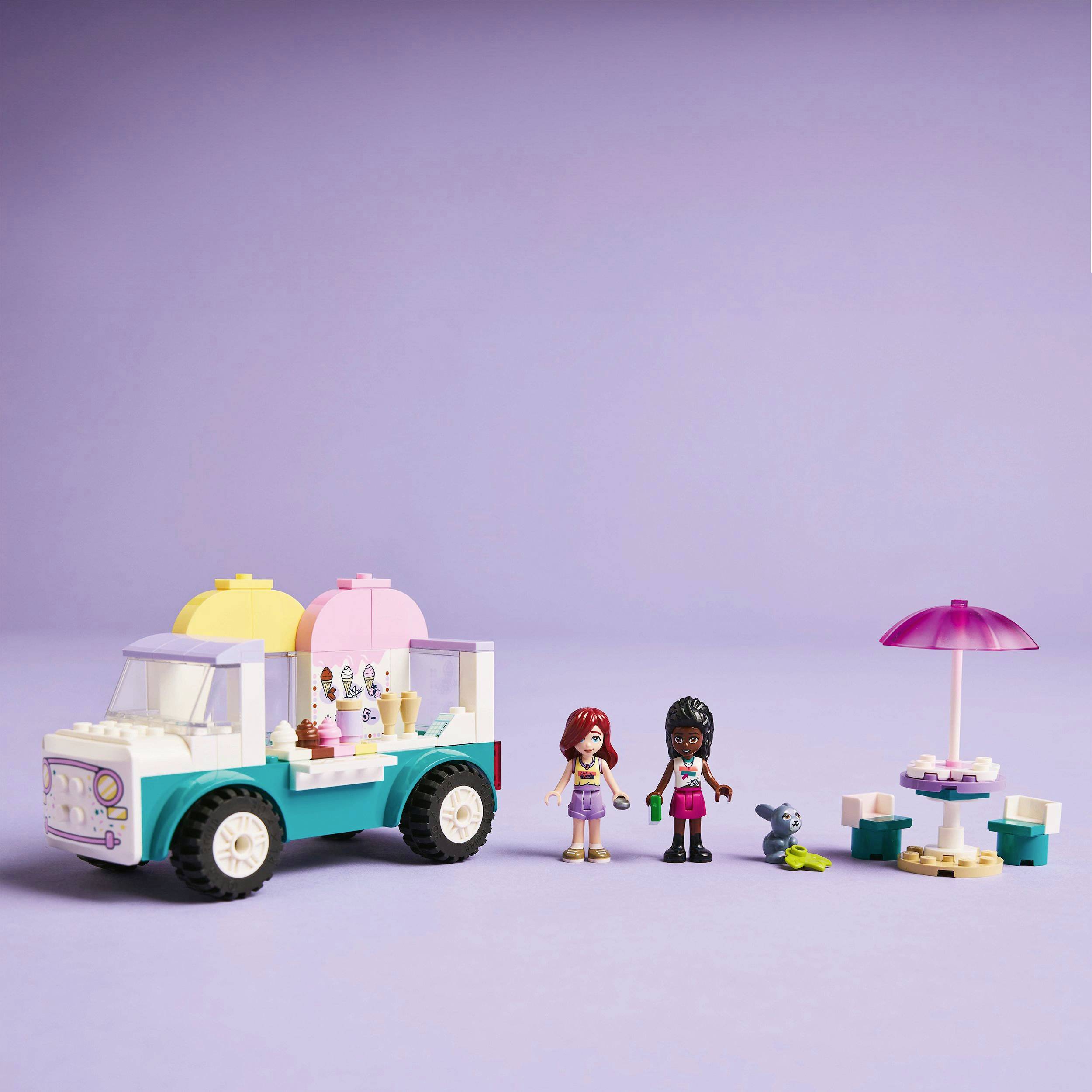 Spielzeug-Eiswagen mit zwei Spielfiguren, Eiscreme-Details und kleinem Tisch. Bietet Sommerspaß in einer kindgerechten Szenerie.