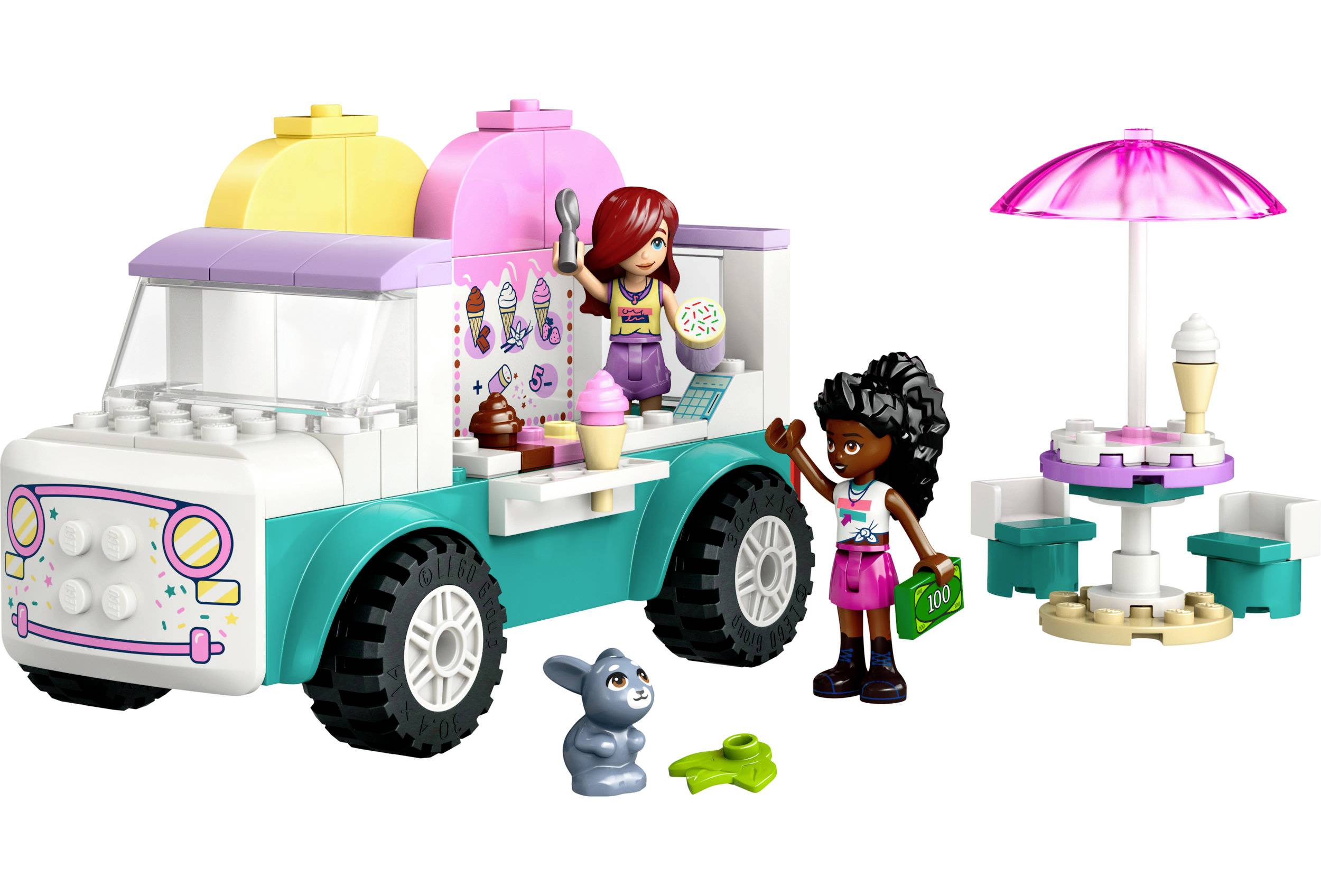 Ein Eiscreme-Truck-Spielset mit zwei Spielfiguren, einem Tisch mit Sonnenschirm und einem kleinen Hasen im Vordergrund.