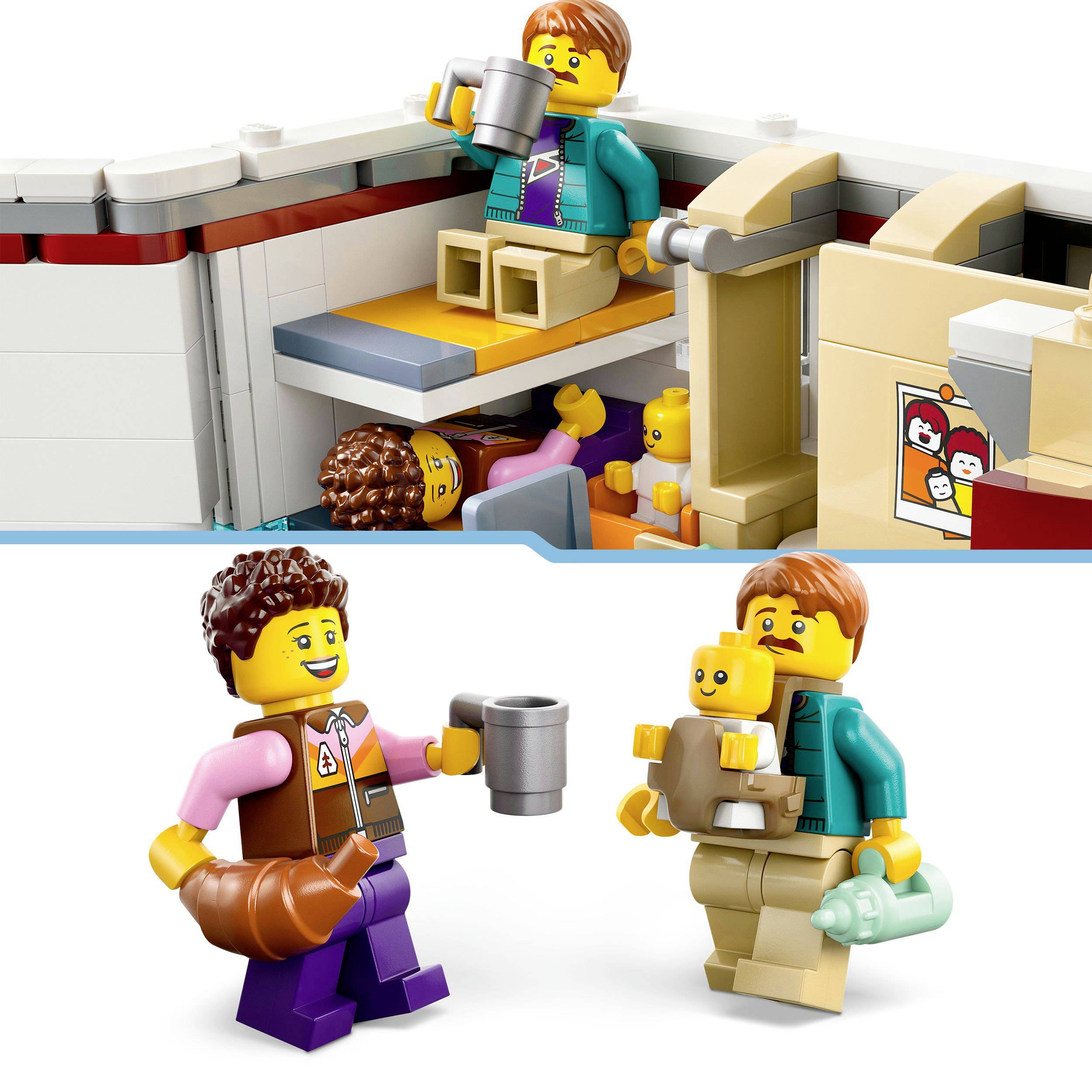 Zwei LEGO-Figuren sind in einem Zugabteil, eine sitzt mit Becher, die andere steht mit Baby. Unten hält eine eine Tasse, die andere ein Baby und eine Flasche.