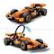 Ein orange-schwarzes Spielzeug-Rennauto aus Bausteinen mit einer lächelnden Figur am Steuer. Die obere Ansicht zeigt das Auto vollständig.