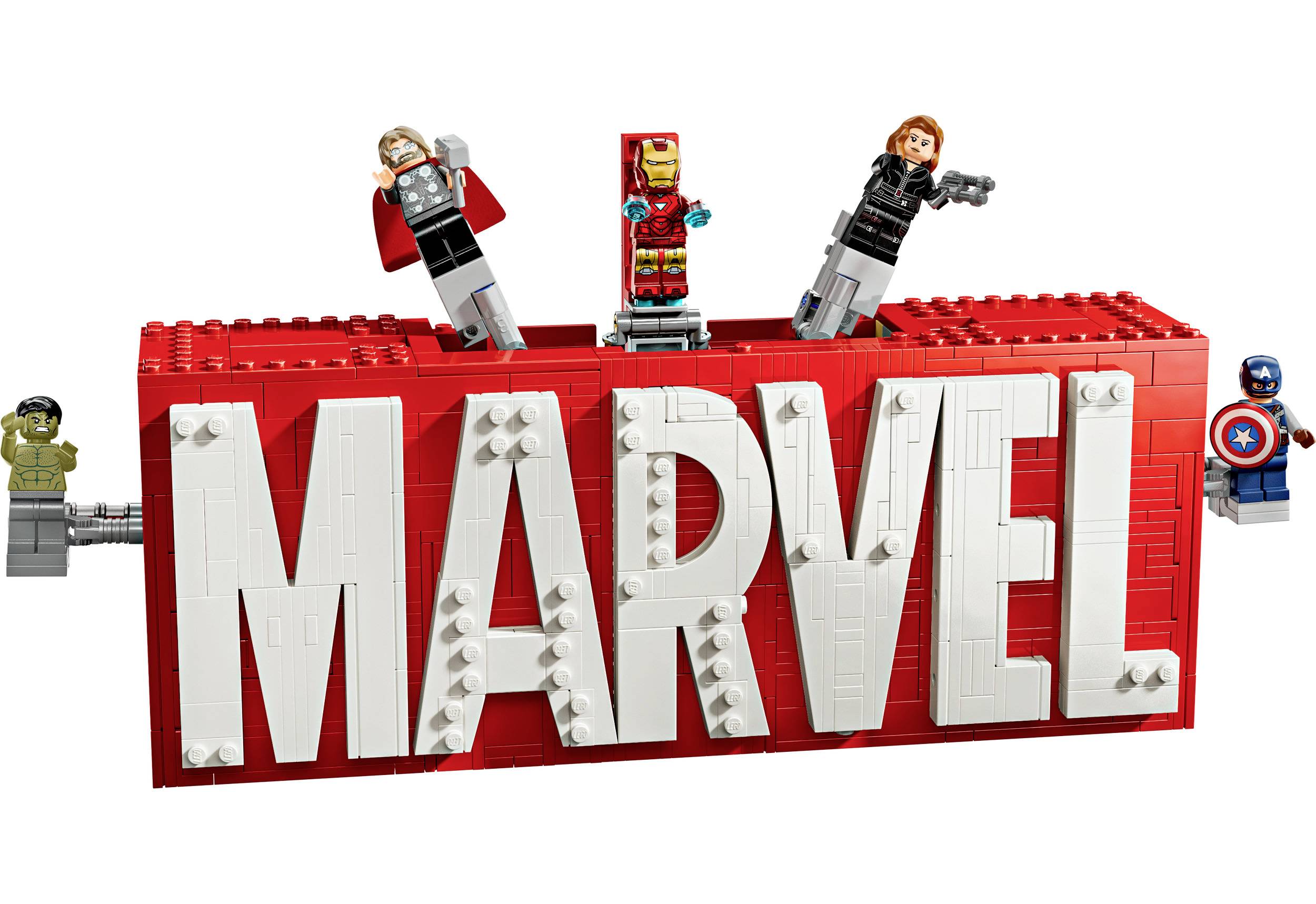 LEGO-Figuren von Superhelden stehen auf einem großem, roten Schild mit der Aufschrift 'MARVEL'.
