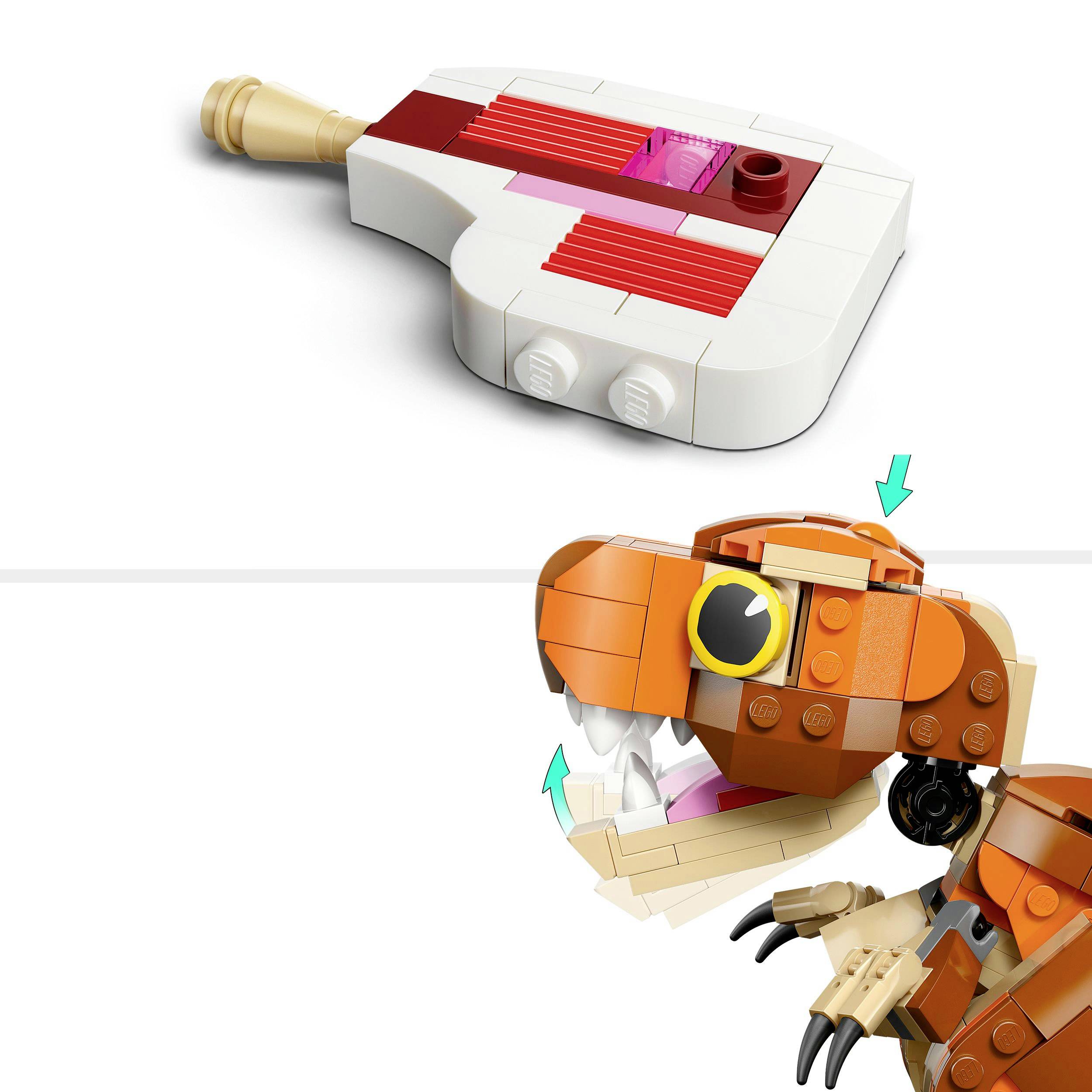 Ein oranges, aus Bausteinen gebautes Tier hält ein weißes Objekt im Mund, dessen Form an einen Kamm erinnert.