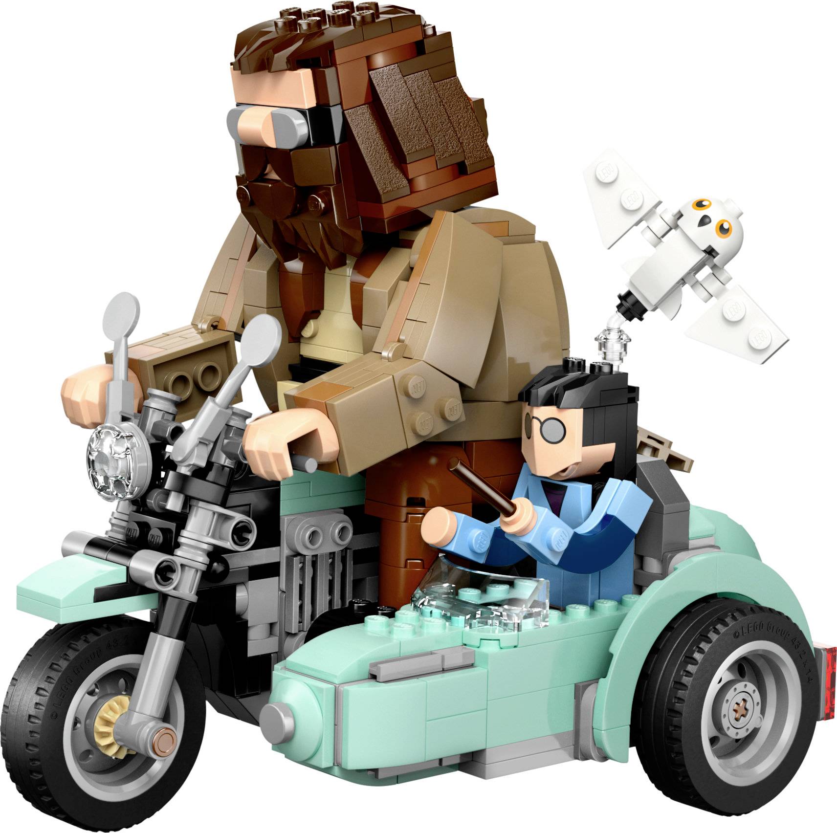 Ein Motorrad mit Beiwagen aus Lego. Ein größerer Mann mit Bart fährt, während ein Junge mit Brille im Beiwagen sitzt. Eine kleine weiße Eule fliegt darüber.