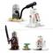 Zwei LEGO-Figuren darstellen einen Mandalorianer mit Helm und ein kleines grünes Wesen. Daneben ein Roboter mit rot-blauen Markierungen.