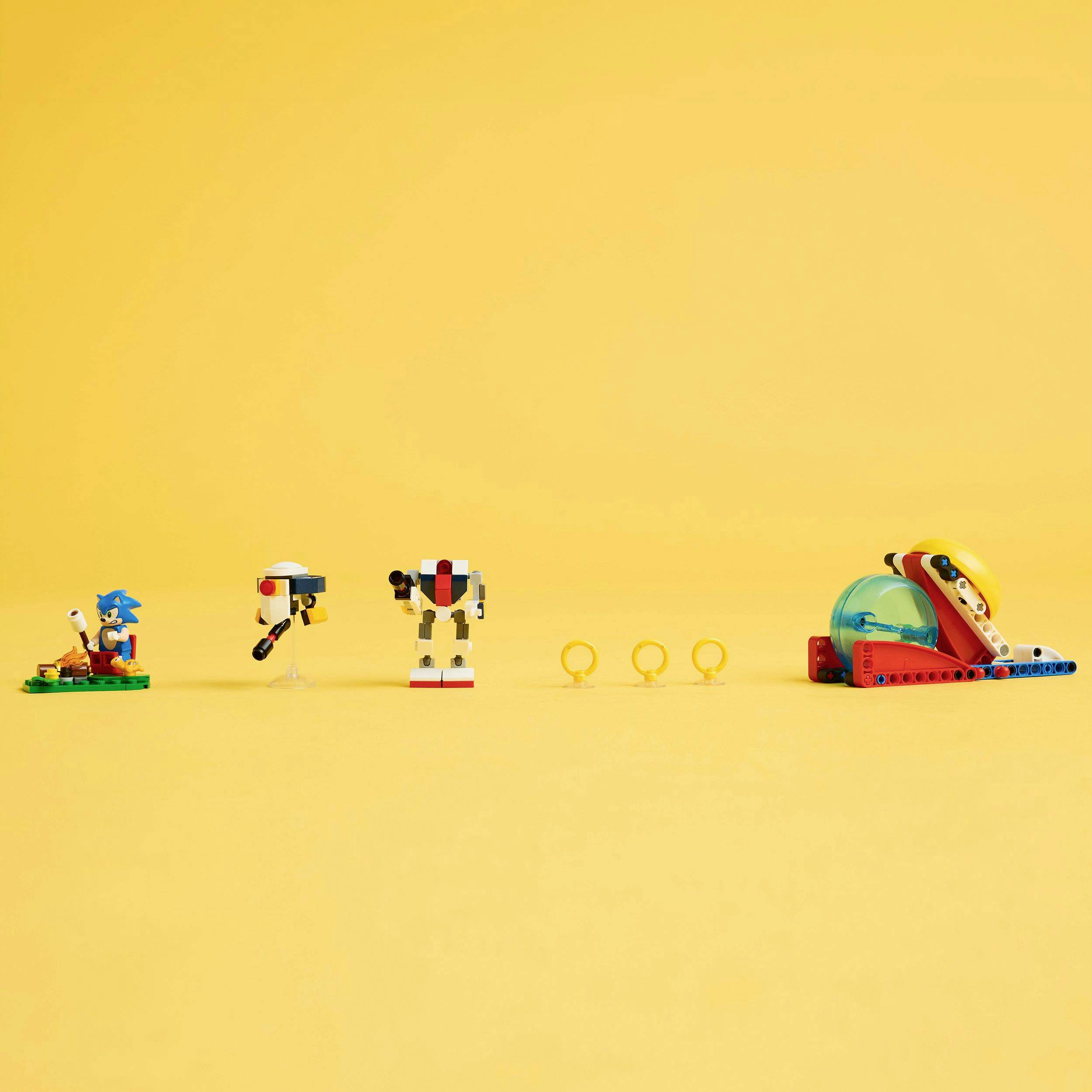 Bunte LEGO-Figuren und Strukturen auf gelbem Hintergrund, die kreativ angeordnet sind, um ein Spielerlebnis darzustellen.