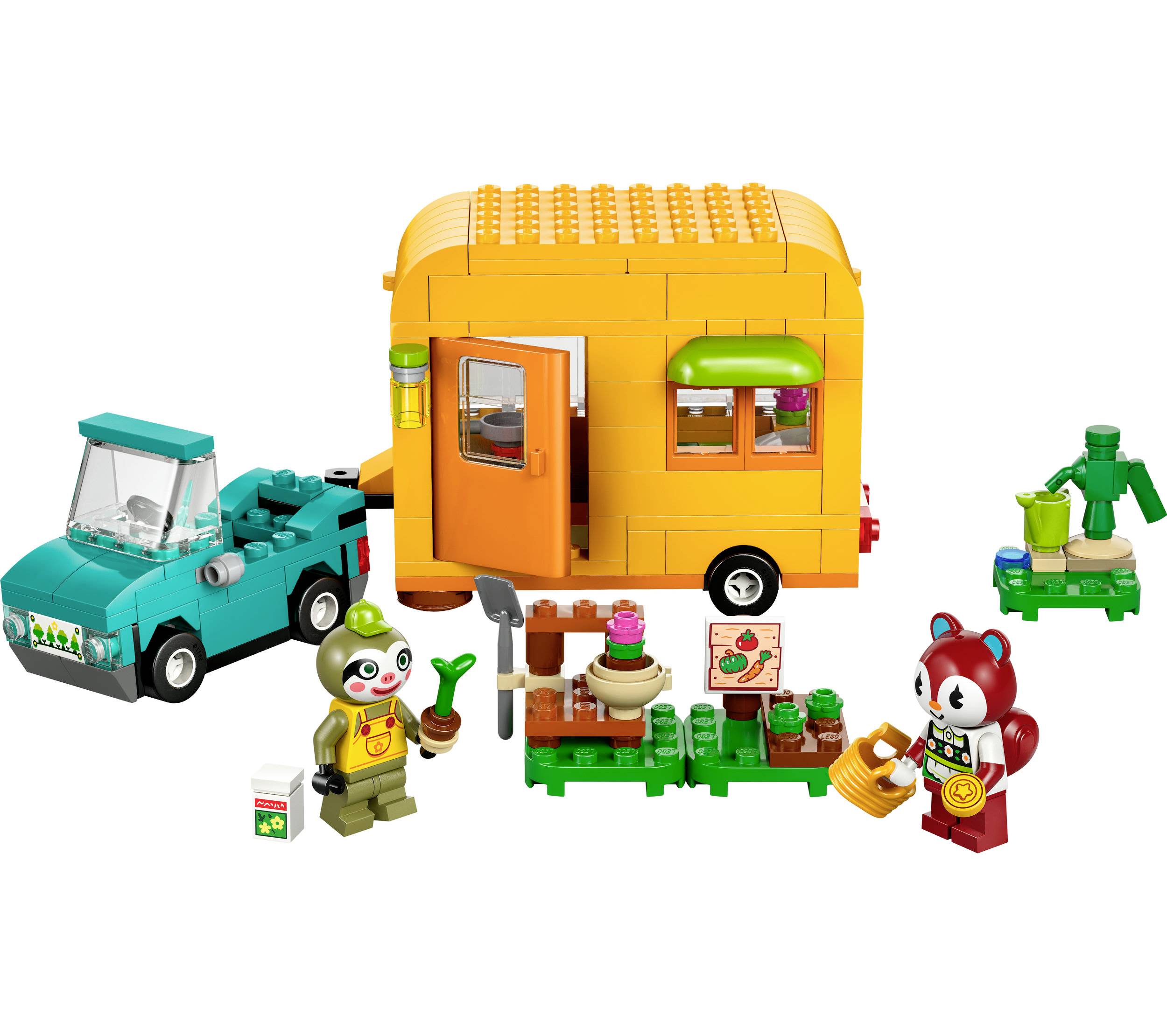 Spielzeug-Set mit Wohnwagen, Auto, zwei Tierfiguren, einem Tisch mit Tellern und einem Pflanzenstand. Buntes Design für Kinder.