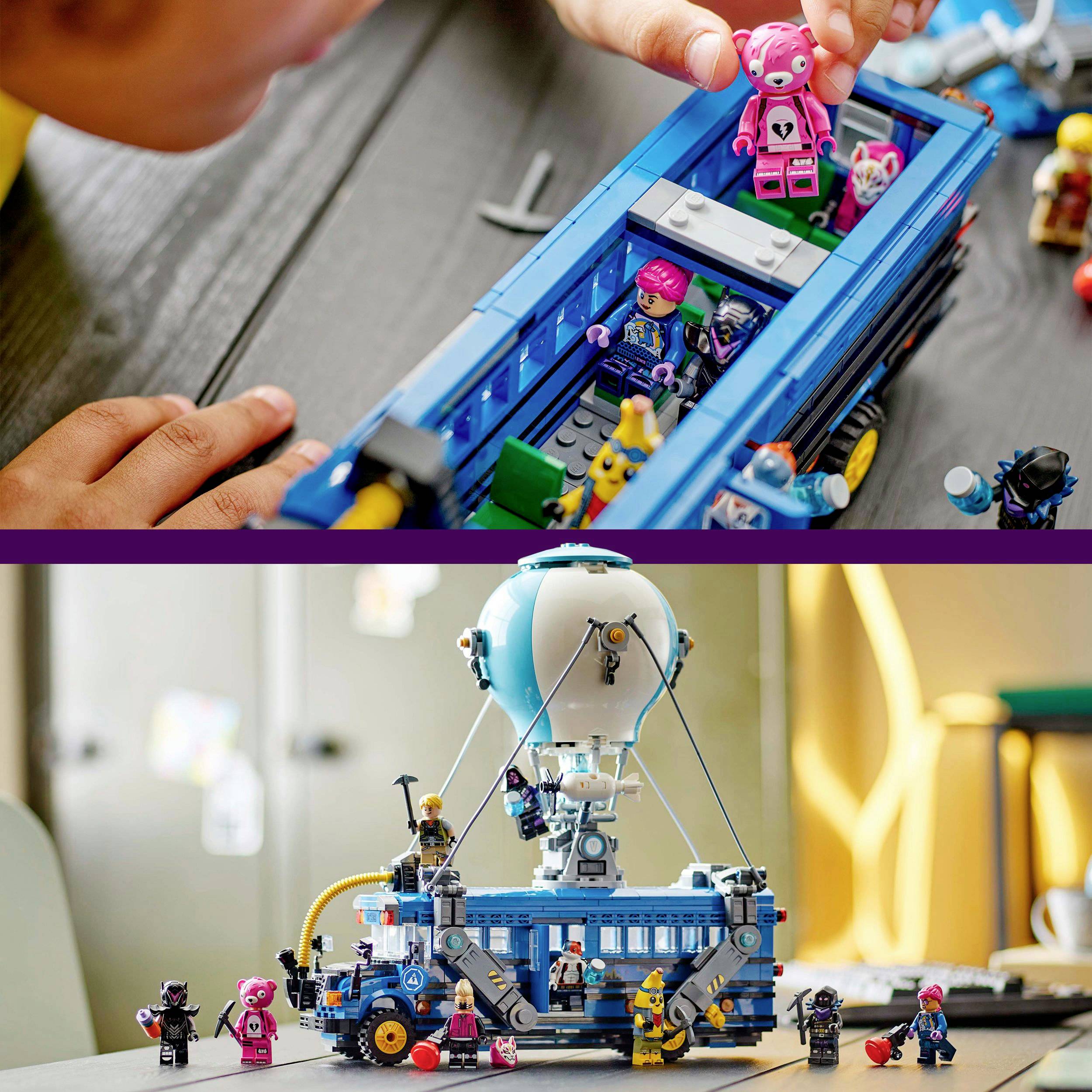 Kind spielt mit Lego-Set: Blauer Bus mit Figuren, darunter ein rosa Bär. Ballon ist an Bus befestigt. Kreatives Spiel im Kinderzimmer.