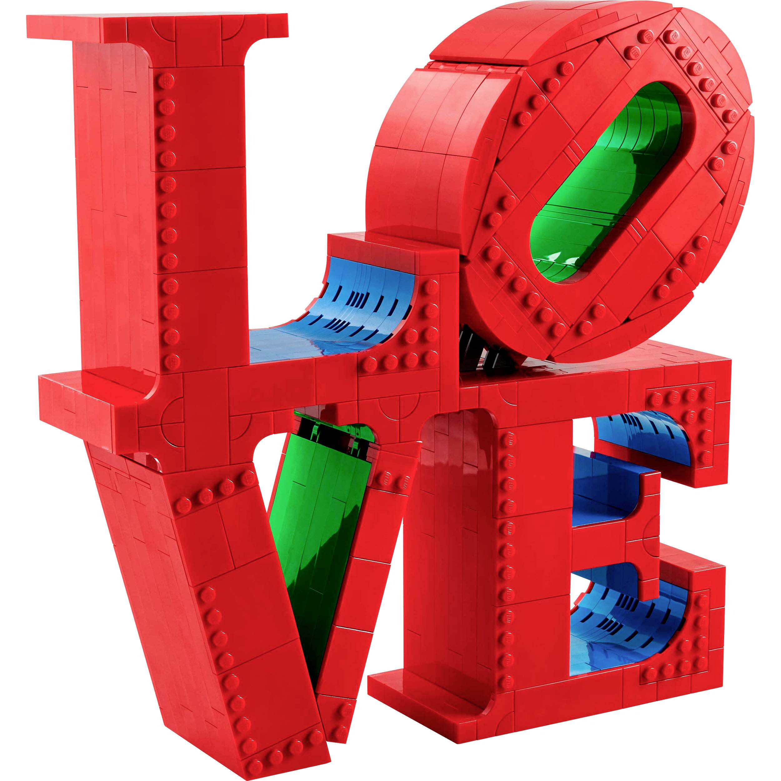 Rote, verzerrte Buchstaben aus Lego formen das Wort 'LOVE'.