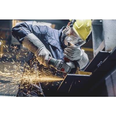 Arbeiter in Schutzkleidung schleift Metall mit einer Schleifmaschine, Funken sprühen.
