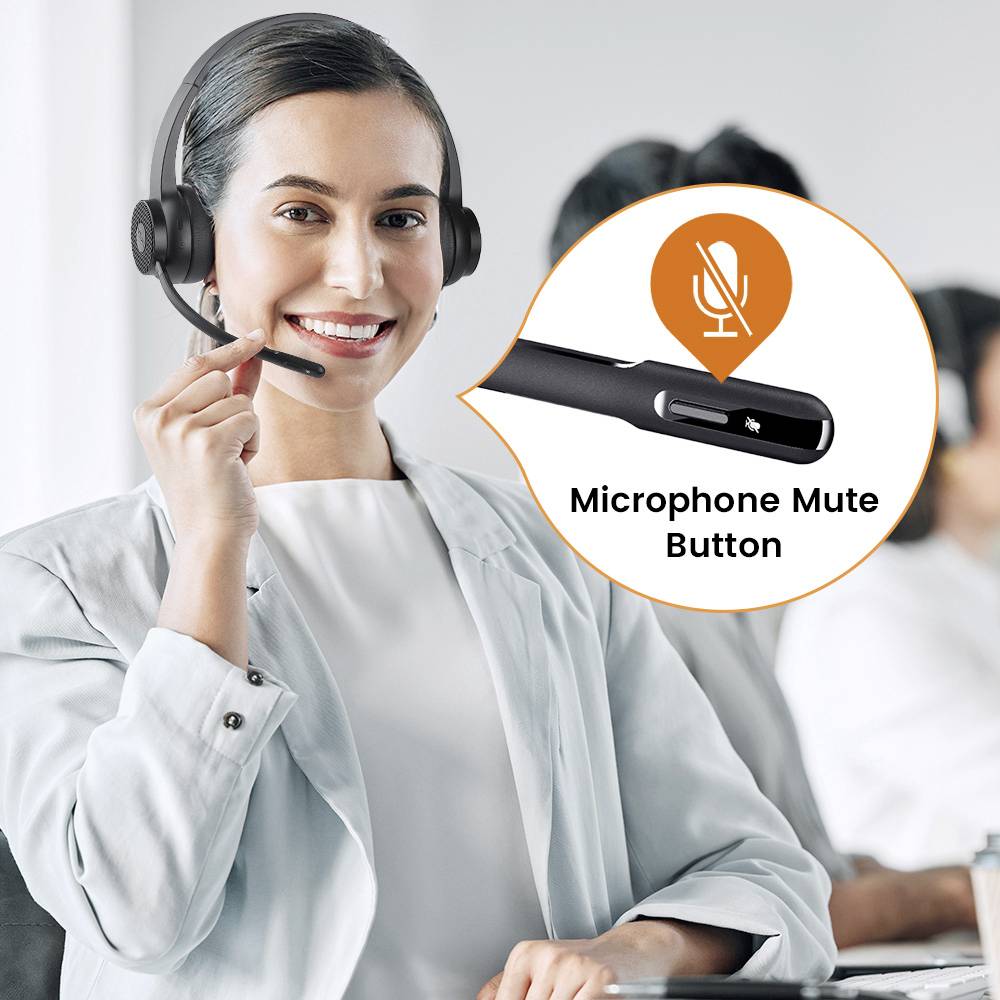 Frau mit Headset lächelt in ein Büro. Eine Grafik zeigt die Position des 'Mikrofon-Stummschalters' auf dem Headset.