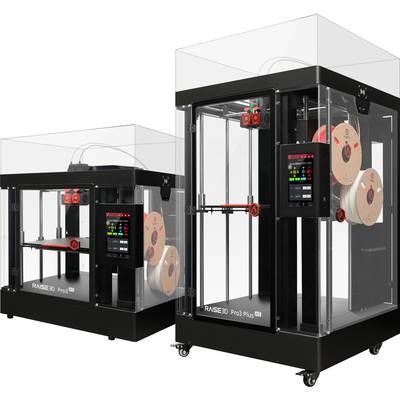 Zwei schwarze 3D-Drucker mit transparenten Gehäusen; einer ist kleiner als der andere. Beide zeigen ein Display mit Druckinformationen und haben Filamentrollen an der Seite.