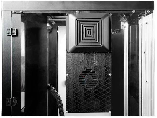Ein 3D-Drucker mit einem quadratischen, gerippten Ventilator oben und einem gitterförmigen Lüftungsgitter darunter.