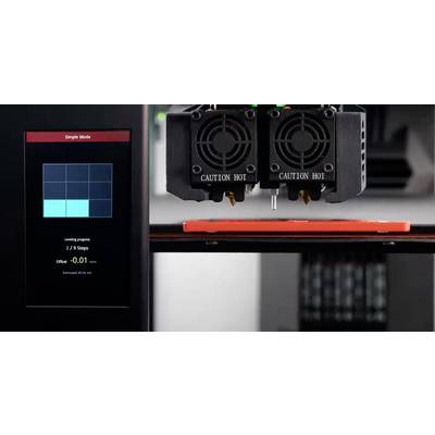 3D-Drucker mit zwei Druckköpfen in Betrieb. Der Bildschirm zeigt 'Simple Mode', Schritte 2 von 9, und eine Schichtdicke von 0,01 mm.