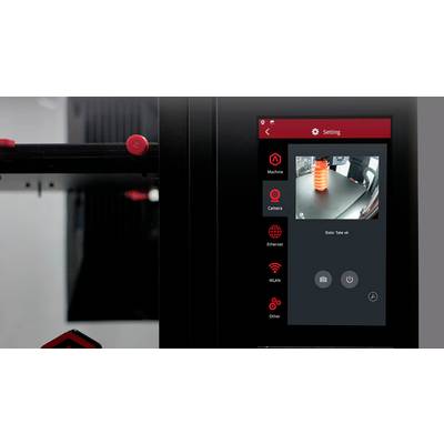 3D-Drucker-Bedienfeld mit Kamera-Feed zeigt fortschreitenden Druck eines spiralförmigen, orangefarbenen Objekts auf dem Druckbett.