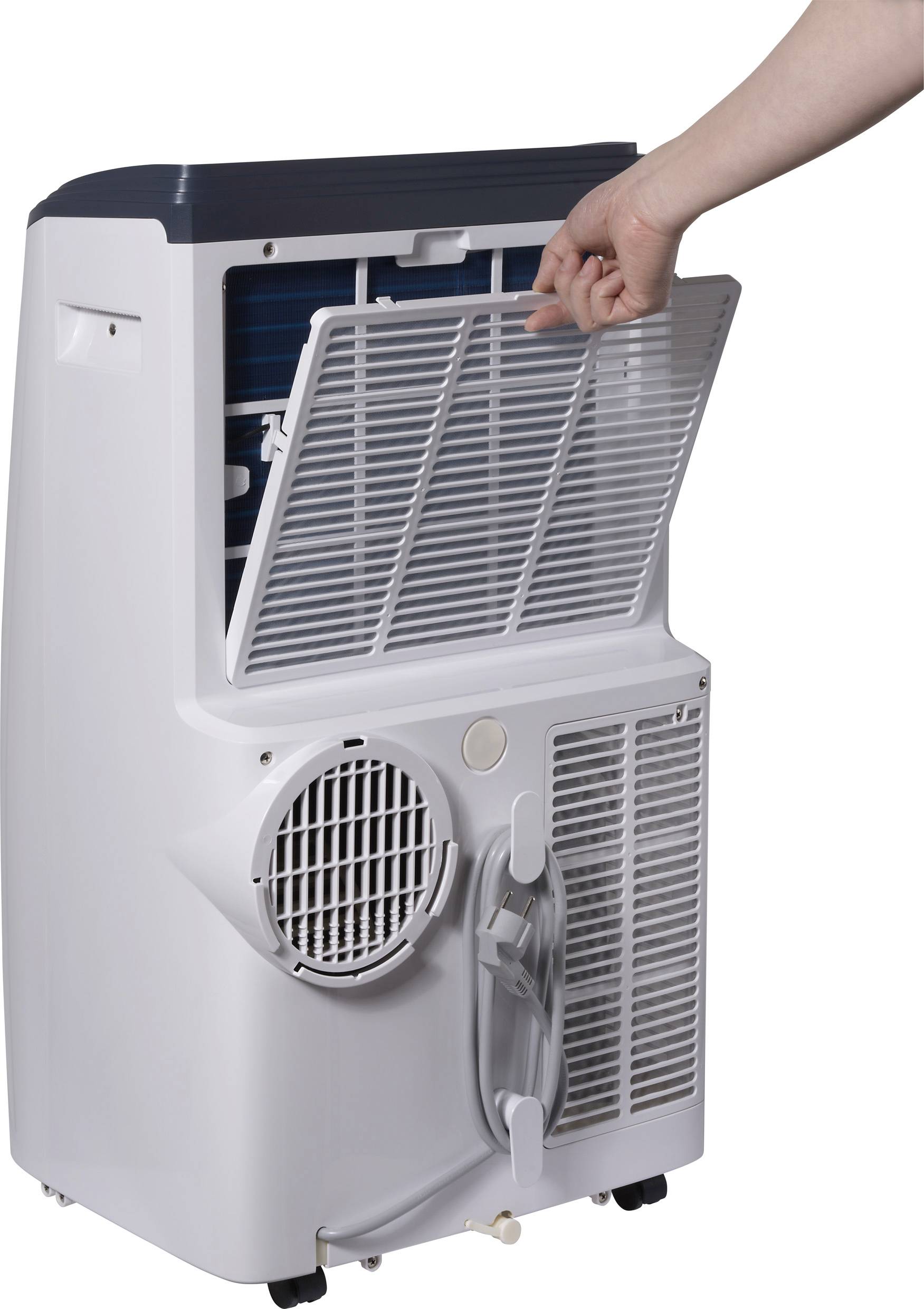 Eine Person entfernt den Luftfilter eines mobilen Klimageräts von der Rückseite für die Reinigung oder Wartung.