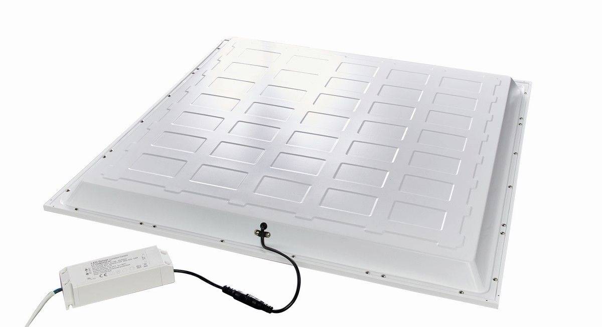 LED-Panel mit elektrischem Anschluss, quadratisch, in weißem Gehäuse. Energiesparende Beleuchtungslösung für Deckenmontage.