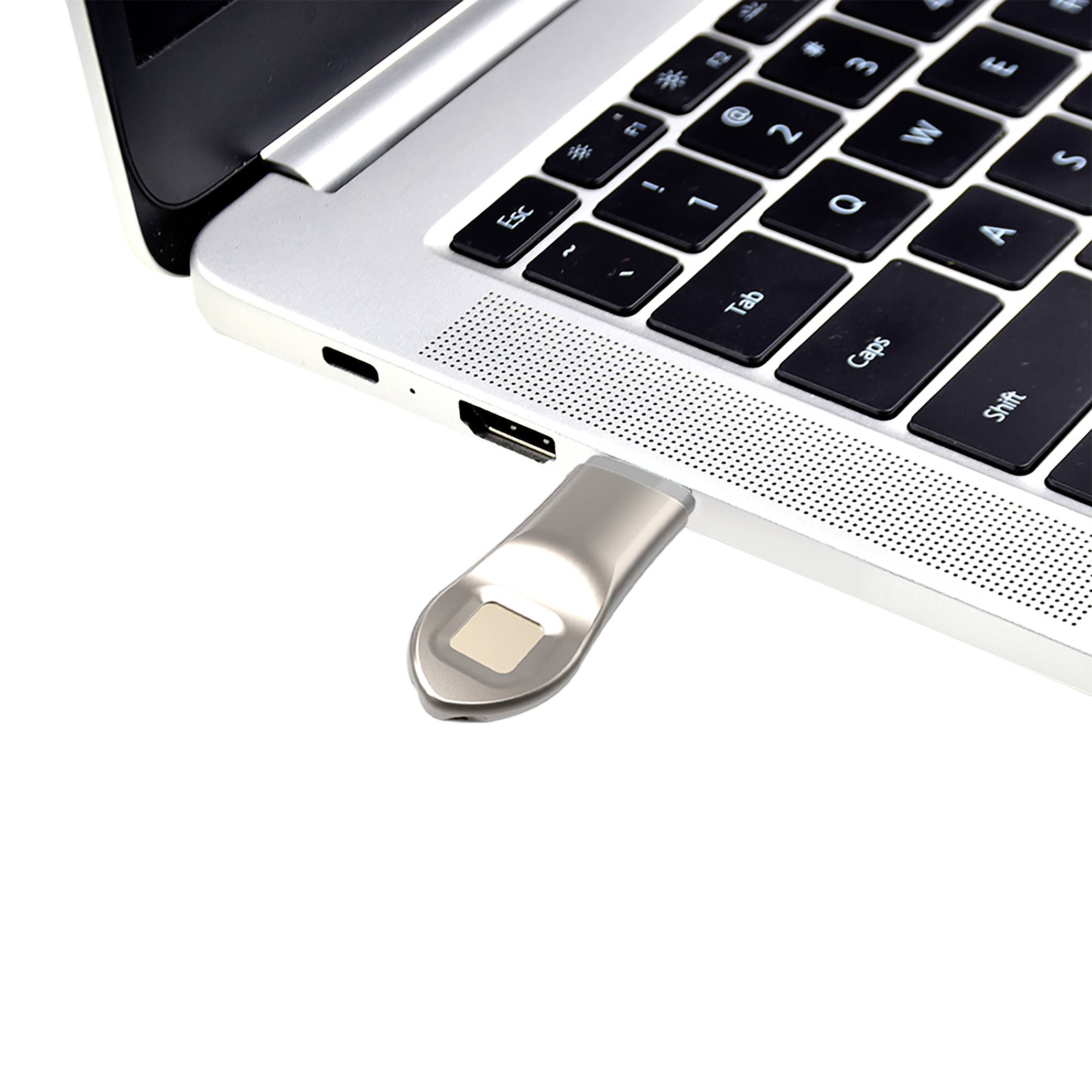 Ein USB-Stick ist in den USB-Anschluss eines Laptops eingesteckt. Der Stick hat ein metallisches Gehäuse und einen Fingerabdrucksensor.