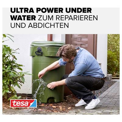 Ein Mann repariert ein grünes Abfallbehälter mit einem Klebeband von Tesa. Text oben: 'Ultra Power Under Water zum Reparieren und Abdichten'.