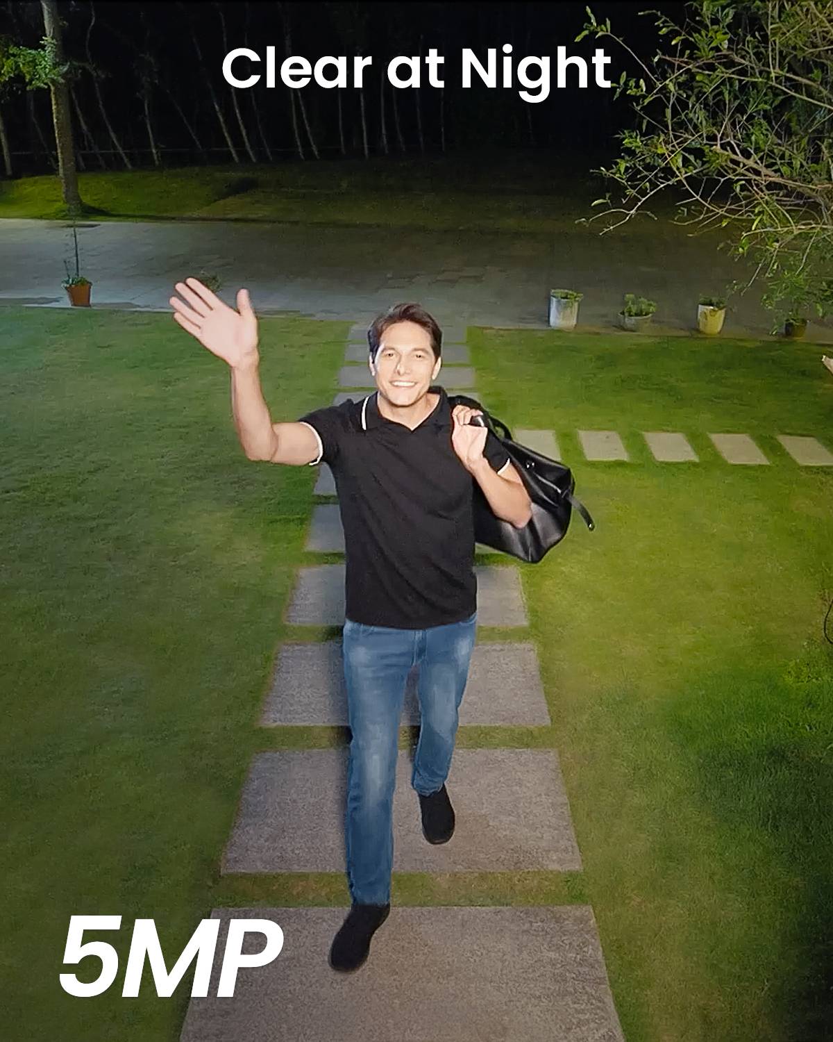 Eine Person winkt fröhlich auf einem beleuchteten Gartenweg bei Nacht. Text: 'Clear at Night', '5MP'.