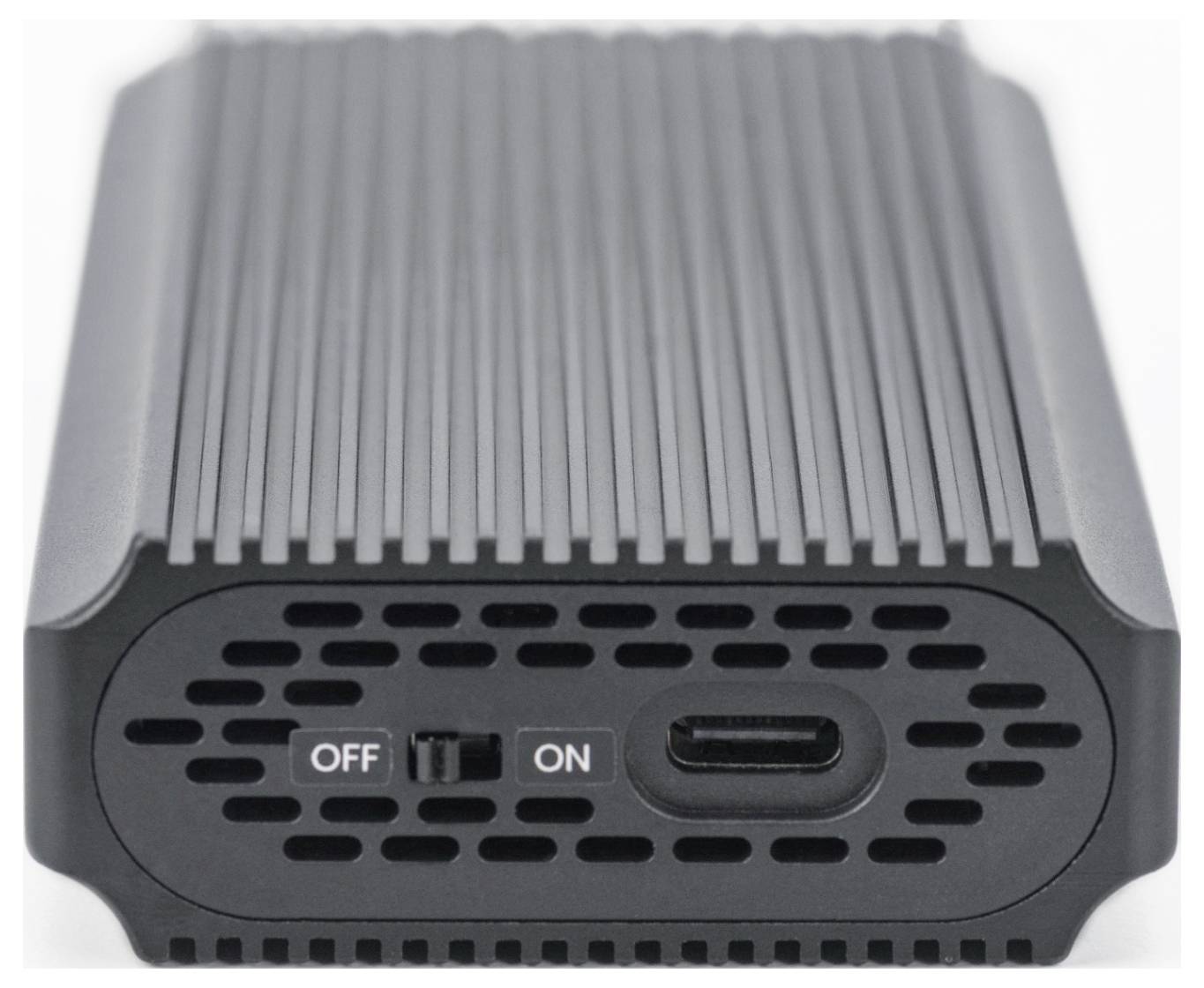 Ein schwarzes, geripptes Gerät mit USB-C-Anschluss und einem Kippschalter mit den Positionen 'OFF' und 'ON', frontal aufgenommen.