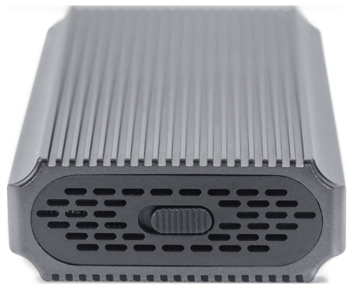 Geschlossener schwarzer Festplatten-Adapter mit gerippter Oberfläche und Lüftungsschlitzen an der Stirnseite.
