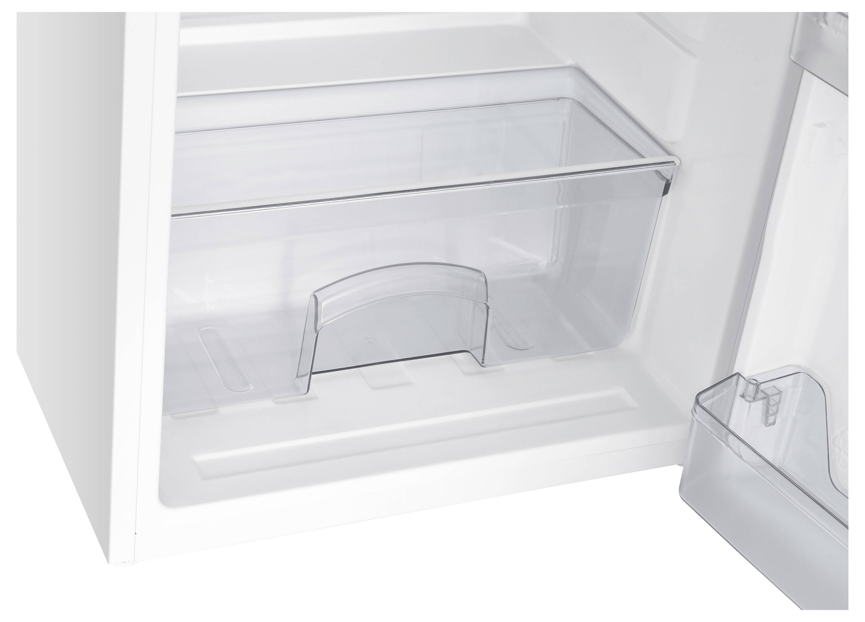 Offener Kühlschrank mit transparentem Gemüsefach im unteren Bereich.