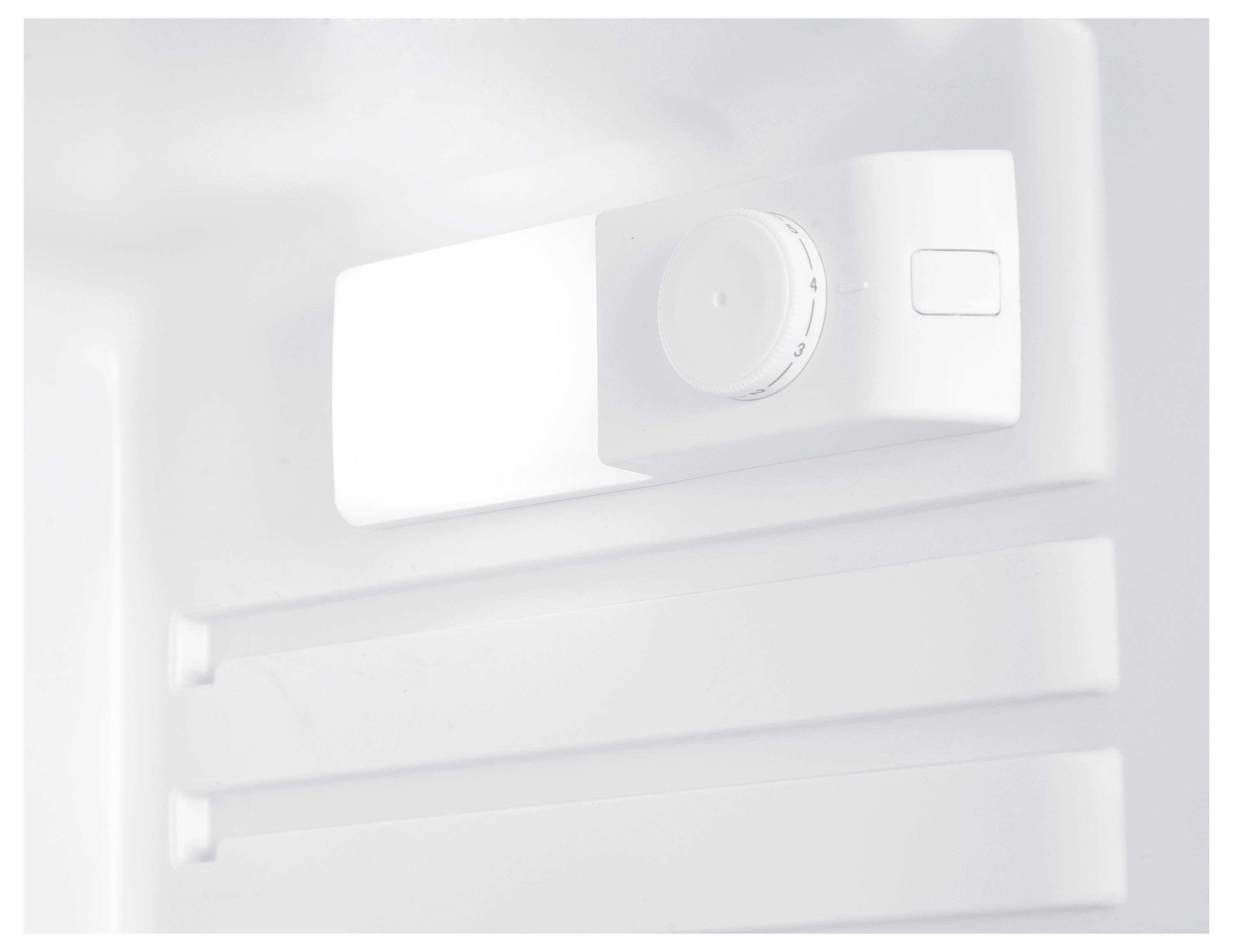 Ein Kühlschrank-Innenregler mit Drehknopf zur Temperatureinstellung, mit wenig erkennbarem Hintergrund.