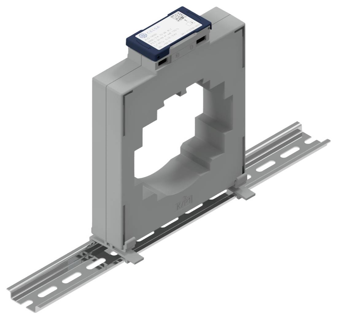 Ein grauer Stromwandler mit rechteckiger Öffnung, montiert auf einer Metallschiene. Oben ist ein kleiner, rechteckiger elektronischer Baustein.