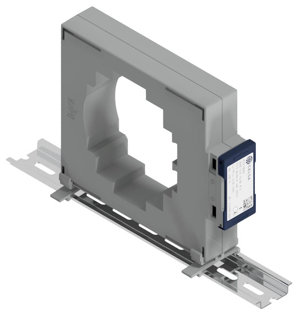 Ein grauer Hohlstromsensor auf einer Metallschiene zur Stromüberwachung. Quadratische Öffnung in der Mitte des Sensors.