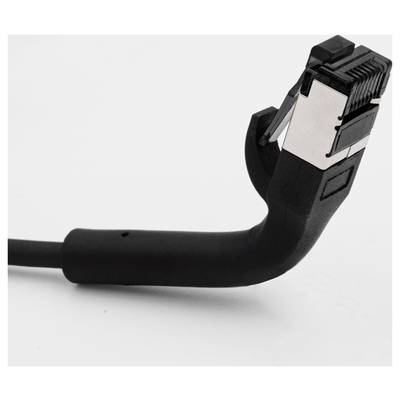 Nahaufnahme eines schwarzen, abgewinkelten Ethernet-Kabels mit einem RJ45-Stecker.