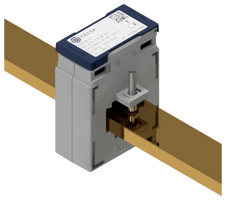 Ein grauer Stromsensor sitzt auf einer kupferfarbenen Sammelschiene. Oben ist das Celsa-Logo zu sehen.