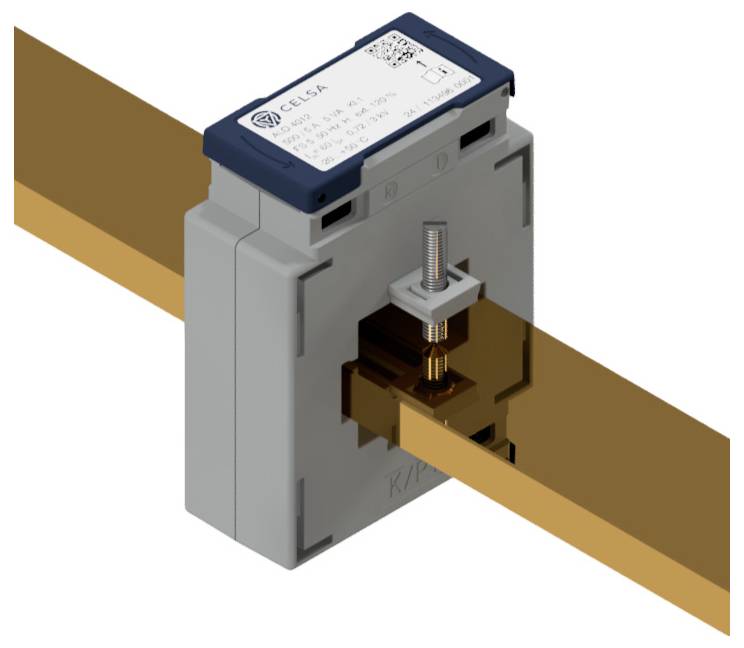 Ein Stromwandler mit rechteckiger Öffnung umschließt eine braune, rechteckige Schiene. Gerät trägt das Label 'CELSA'.