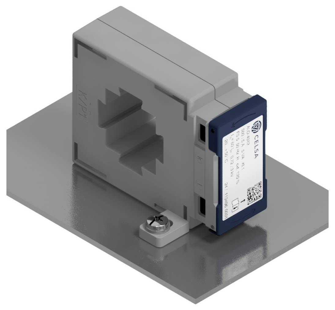 Ein grauer Stromwandler mit einer rechteckigen Öffnung, montiert auf einer Metallplatte, zeigt technische Spezifikationen auf einem Etikett.