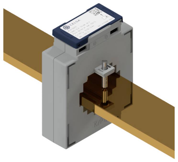 'Stromwandler umschließt eine Kupferstromschiene, verwendet zur Strommessung in elektrischen Systemen.'
