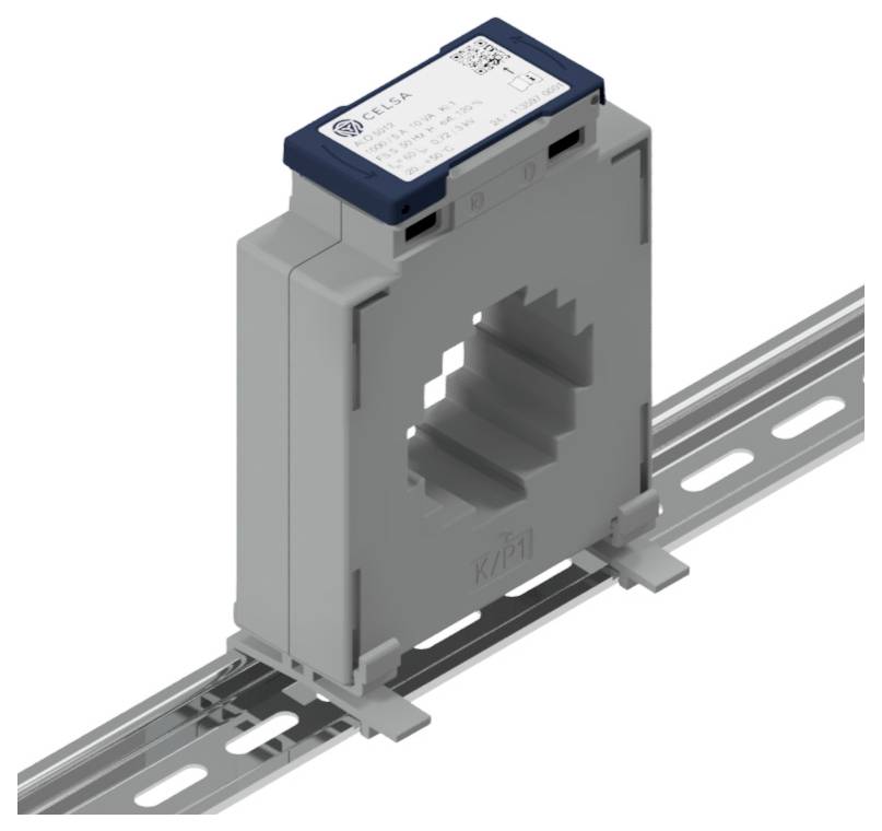 Stromwandler auf Hutschiene montiert, mit rechteckiger Öffnung zur Durchführung von Kabeln. Oberer blauer Deckel mit Label und Logo.