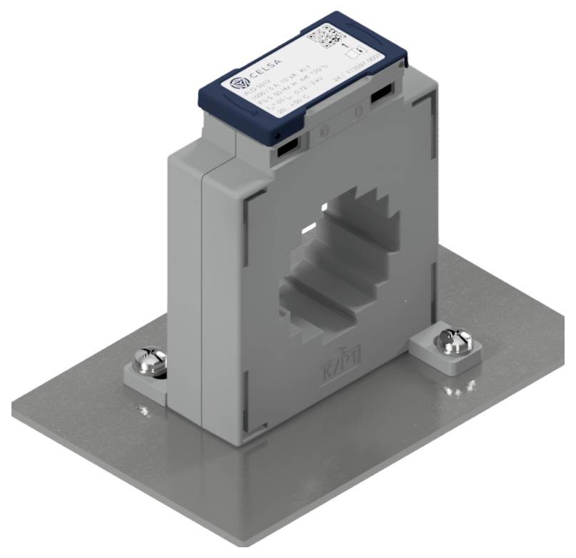 Ein rechteckiger grauer Stromwandler mit einem blauen Aufsatz, montiert auf einer flachen Metallplatte mit Befestigungsschrauben.