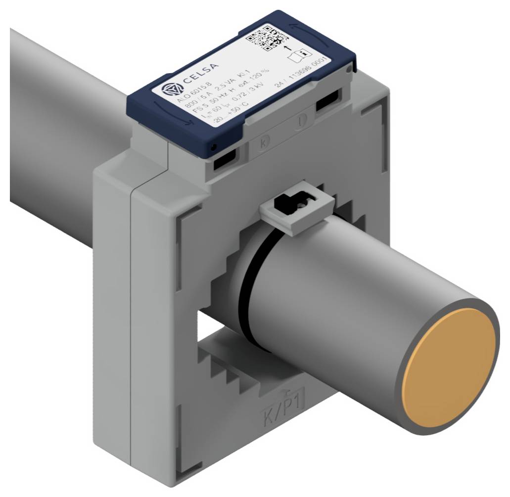 Ein rechteckiger elektronischer Sensor, befestigt an einem grauen Rohr, erfasst Daten. Oben sind ein Logo, technische Details und ein QR-Code sichtbar.
