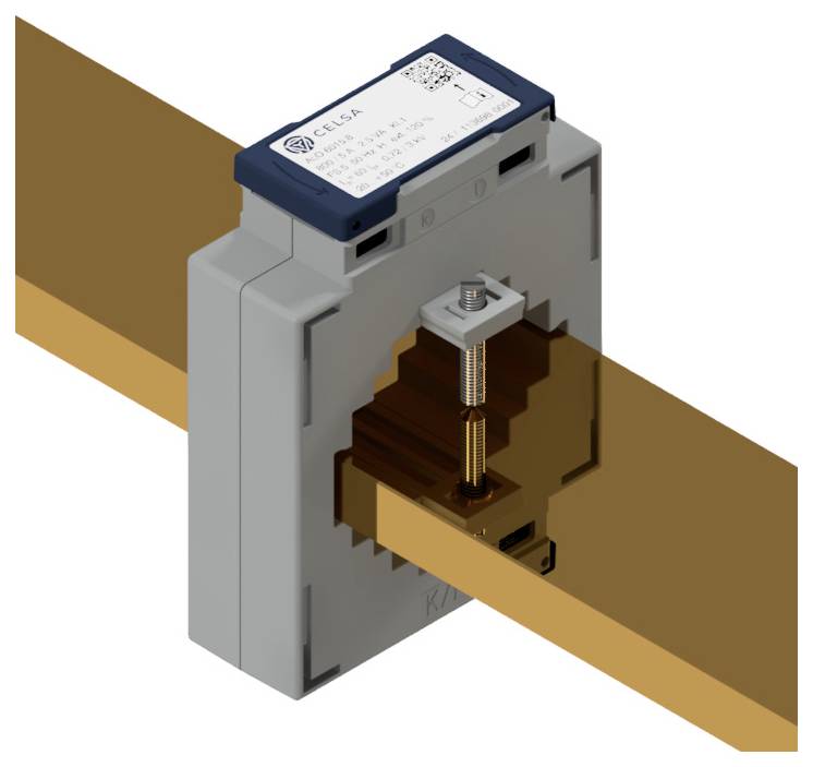 Ein elektrischer Stromwandler mit rechteckigem Metallkern und blauer Abdeckung, eingesetzt in einer orangefarbenen Schiene.