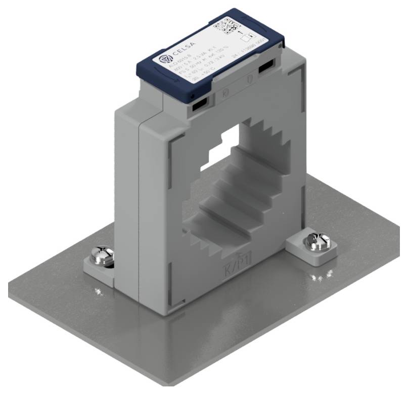 Ein grauer Stromsensor mit rechteckiger Öffnung, montiert auf einer Metallplatte. Oben befindet sich ein blaues und weißes Modul.