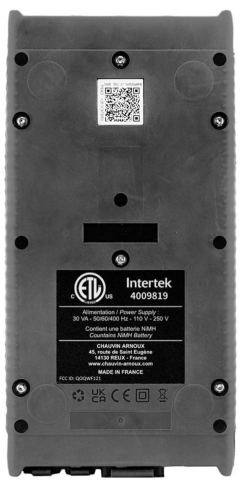 Rückseite eines elektronischen Geräts mit Herstellerinformationen, Barcode und Prüfsiegel. Enthält Angaben zu Stromversorgung und Herkunftsort.