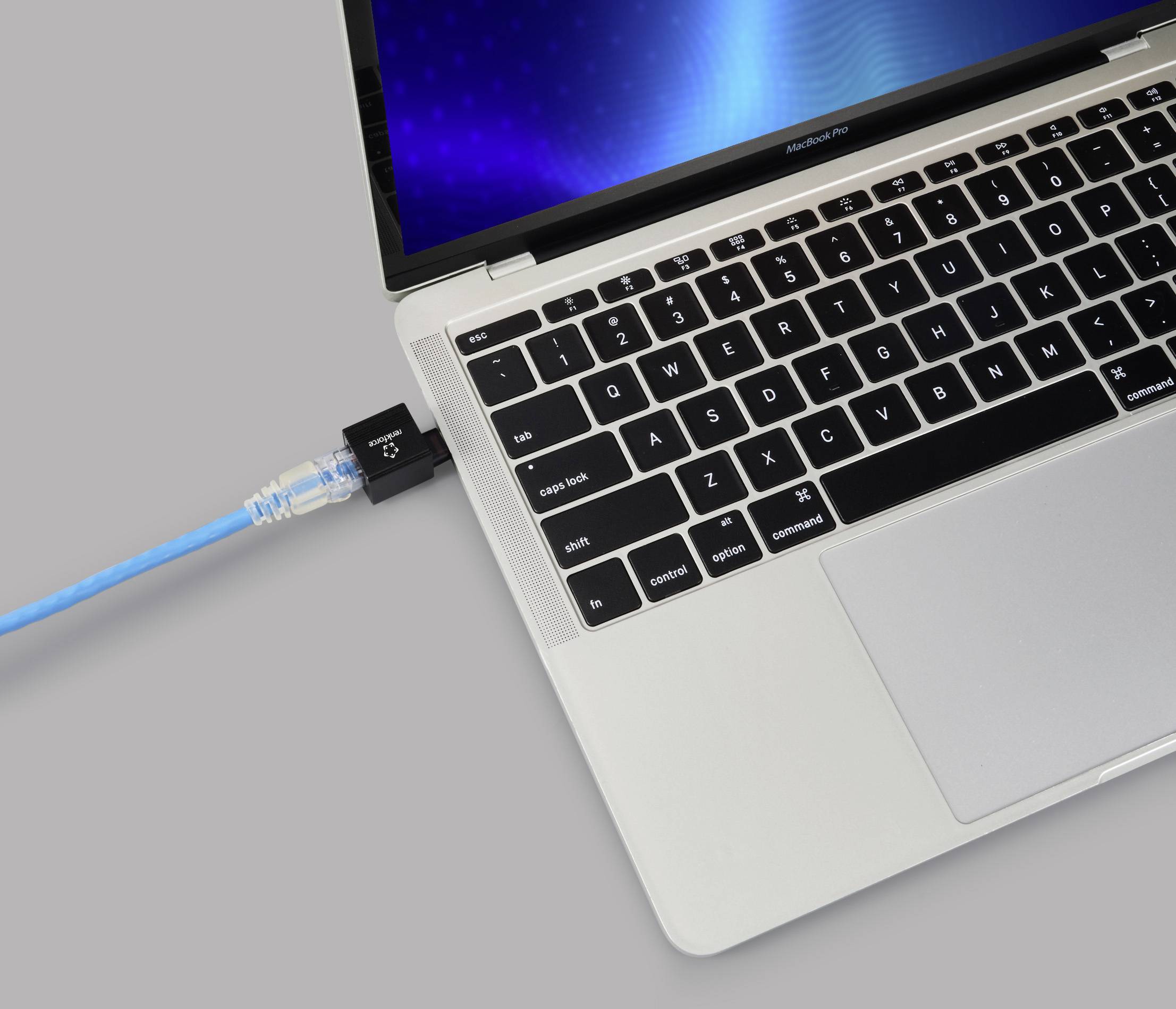 Laptop mit schwarzer Tastatur, angeschlossen an ein blaues Ethernet-Kabel. Bildschirm zeigt blauen Hintergrund.