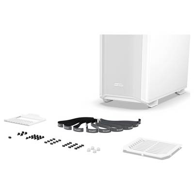 Weißes PC-Gehäuse mit 'be quiet!' Schriftzug, umgeben von Montagematerial wie Schrauben, Kabelbindern und zwei Staubfilterabdeckungen.