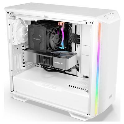 Weißes Computergehäuse mit offenem Blick auf interne Komponenten wie Lüfter und GeForce RTX Grafikkarte. LED-Beleuchtung an der Seite.