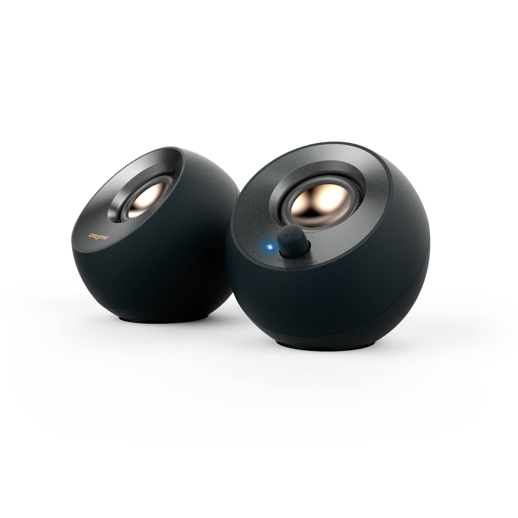 Zwei schwarze, kugelförmige Lautsprecher mit kupferfarbenen Elementen. Einer hat einen blauen Knopf oben. Sie sind schräg zueinander ausgerichtet.