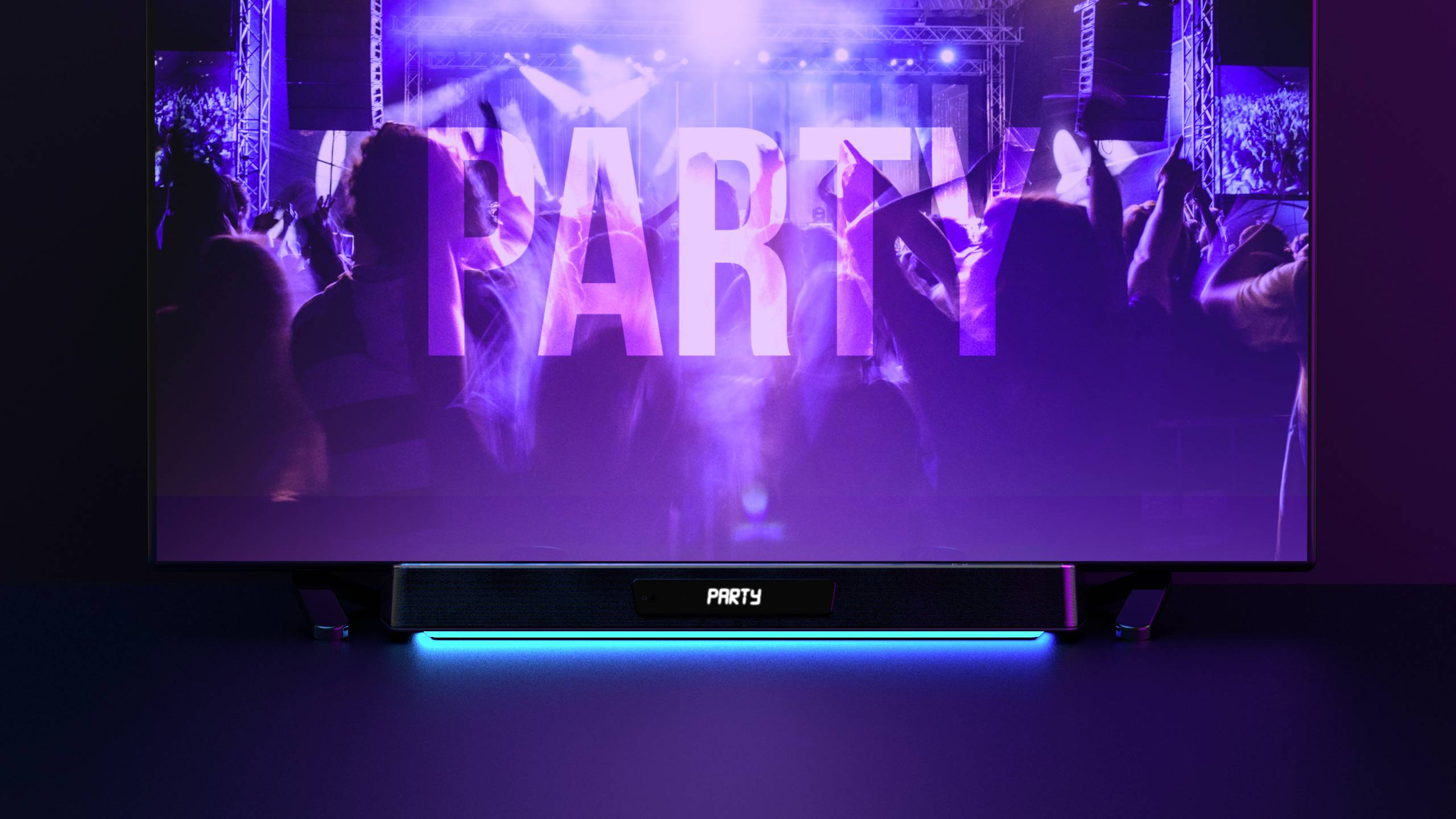 Eine Menschenmenge tanzt vor einer Bühne mit großen, leuchtenden "PARTY"-Buchstaben im Hintergrund, Feieratmosphäre.