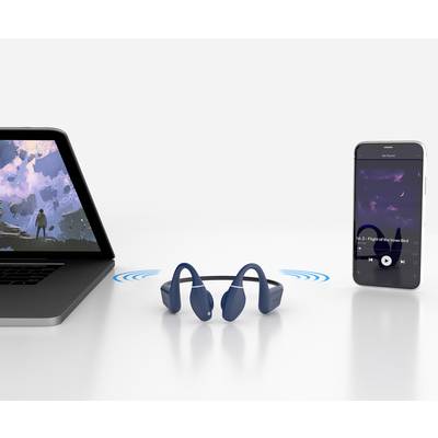 Ein Laptop und ein Smartphone streamen gleichzeitig Musik an kabellose, blaue Kopfhörer in der Mitte; beide zeigen Musik-Apps.